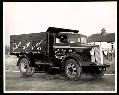 Fotografie englischer Morris Commercial LKW der Firma H. V . Day aus Glenfield-Leicester, Kipplader