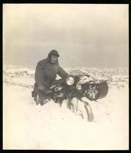 Fotografie Douglas Motorrad mit Beiwagen im tiefen Schnee, Kennzeichen VH 645