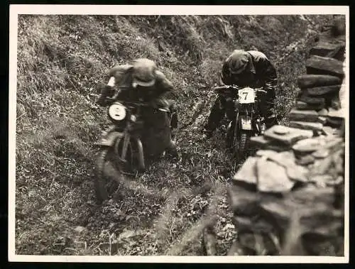 Fotografie Motorradrennen, zwei Motorräder stecken im tiefen Morast, Startnummer 2 und 7