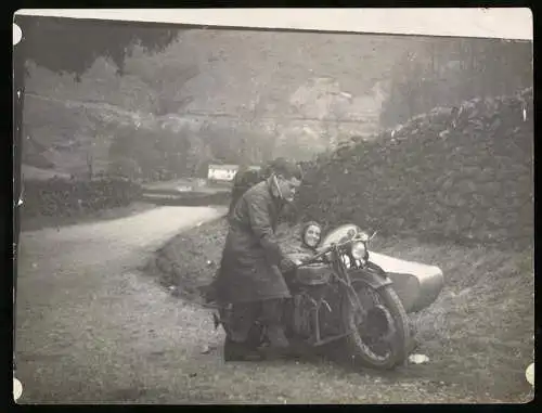 Fotografie Douglas Motorrad mit Beiwagen in einer englischen Landschaft
