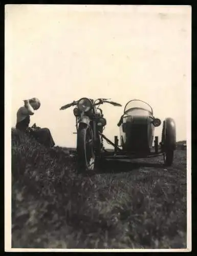 Fotografie Douglas Motorrad mit Beiwagen, hübscje junge Frau Joyce Holaswalt am Strassenrand