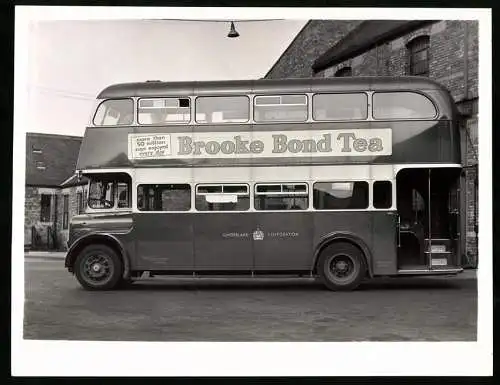Fotografie englischer Linienbus der Sunderland Corporation, mit Werbung für Brooke Bond Tea
