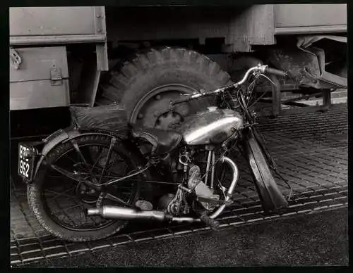 Fotografie kaputtes BSA Motorrad, mit fehlendem Voderrad nebst kaputten LKW