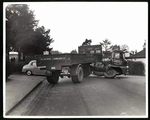 Fotografie Dodge LKW Unfall, LKW der Firma C. A Slater Ltd. aus Crowland mit gebrochener Achse, Grossformat 25 x 20cm