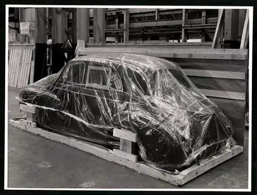 Fotografie Auto Morris Minor, zum Abtransport Verpackt und gesichert, Werksversand