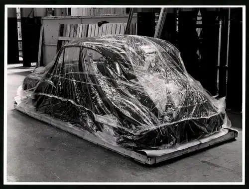 Fotografie Neuwagen Morris Minor, Versandfertig verpackt auf Palette in Schutzfolie eingewickelt