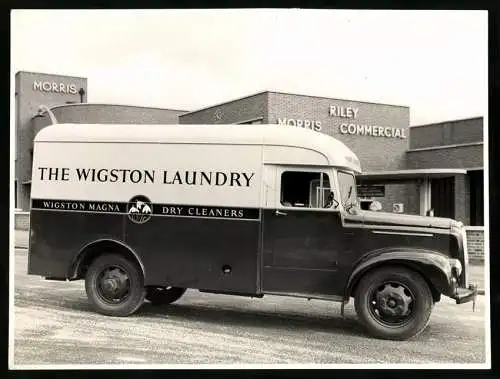 Fotografie unbekannter Fotograf, Ansicht Wigston, Lieferwagen der Firma Wigston Laundry vor Riley Morris Commercial Haus