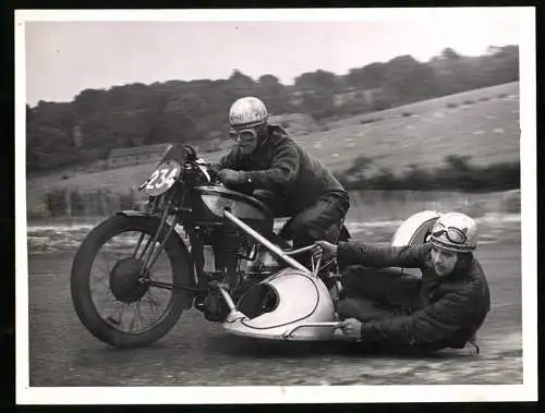 Fotografie Motorrad-Gespann Rennen, Beifahrer lehnt sich stark in die Kurve, Startnummer 234