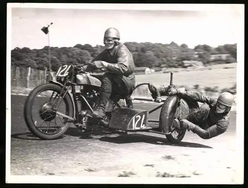 Fotografie Norton Motorrad beim Gespann Rennen, Beifahrer hängt nur noch mit einem Bein im Gespann