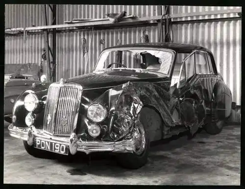 Fotografie Auto Armstrong Siddeley nach Unfall mit Totalschaden, Kennzeichen PON 190