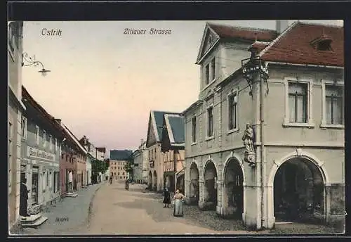 AK Ostritz, Zittauer Strasse mit Colonialwaren-Geschäft und Arkaden-Gebäude