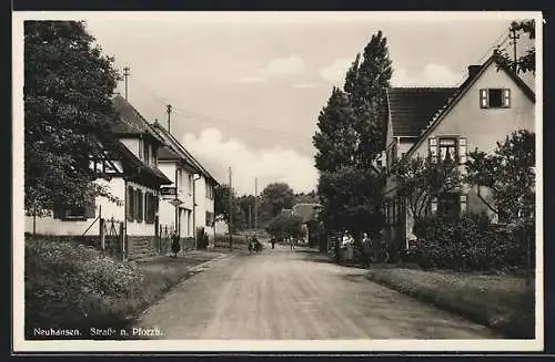 AK Neuhausen i. Enzkr., Strasse nach Pforzheim mit Gasthaus