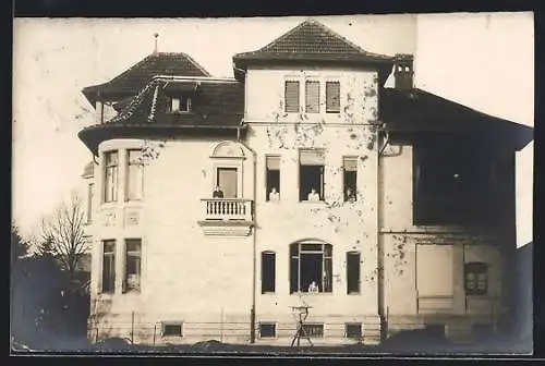 Foto-AK Gernsbach, Bürgerhaus mit Bewohnern in Fenstern