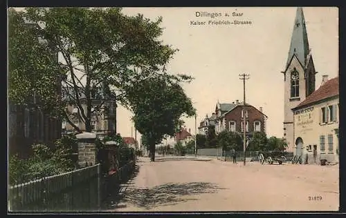 AK Dillingen a. Saar, Kaiser Friedrich-Strasse mit Kirche