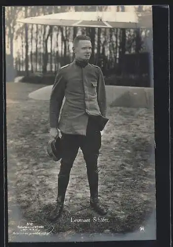 Foto-AK Sanke Nr. 512: Leutnant Schäfer in Uniform mit Eisernem Kreuz neben einem Flugzeug