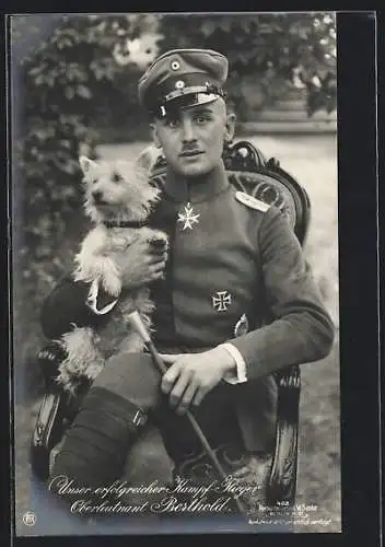 AK Sanke Nr. 402: Kampfflieger Oberleutnant Berthold in Uniform und mit Hund auf dem Arm, Pour le Merite und EK