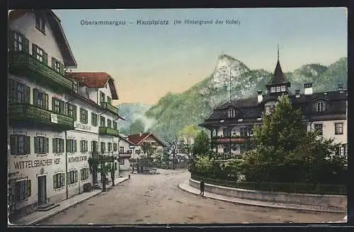 AK Oberammergau, Hauptplatz mit Hotel Wittelsbacher Hof, Im Hintergrund der Kofel