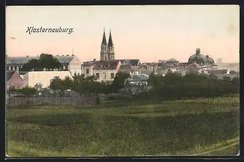 AK Klosterneuburg /N.-Oe., Wiesenpartie mit Blick zur Stiftskirche