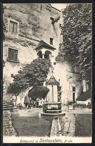 AK Seebenstein, Burghof mit Brunnen auf Schloss Seebenstein