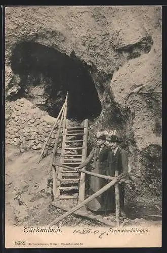 AK Muggendorf, Steinwandklamm, Paar vor dem Türkenloch