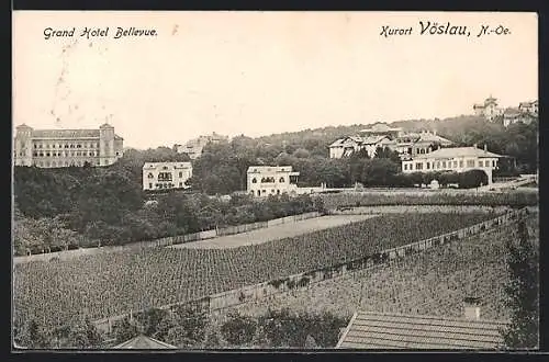 AK Vöslau /N.-Oe., Ortsansicht mit dem Grand Hotel Bellevue