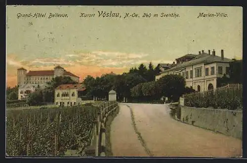 AK Vöslau /N.-Oe., Strassenpartie mit dem Grand-Hotel Bellevue und der Marien-Villa
