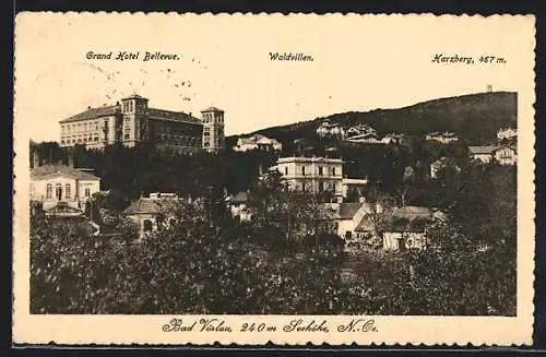 AK Bad Vöslau /N.-Oe., Ortsansicht mit dem Grand Hotel Bellevue, Waldvillen und dem Harzberg