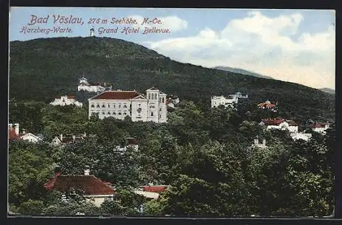 AK Bad Vöslau /N.-Oe., Ortsansicht mit dem Grand Hotel Bellevue und der Harzberg-Warte