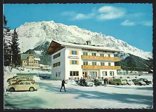 AK Ramsau am Dachstein, Gasthof-Pension Brückenhof im Schnee gegen das Bergmassiv