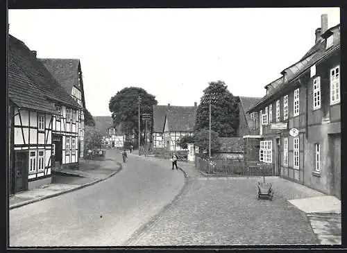 AK Heinsen / Weser, Blick entlang der Dorfstrasse