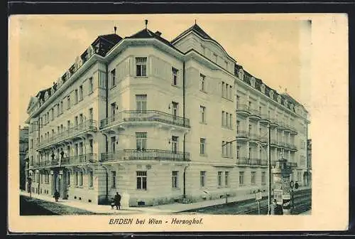 AK Baden bei Wien, Litfasssäule vor dem Herzoghof