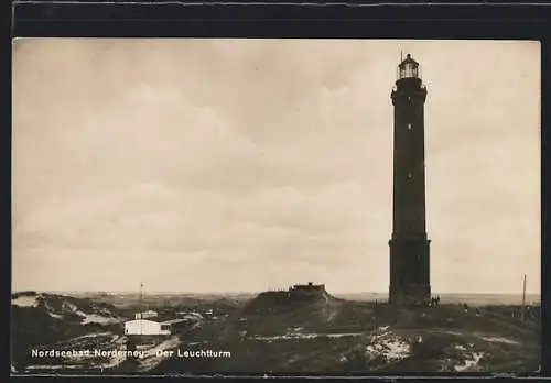 AK Norderney, Der Leuchturm vor wolkenverhangenem Himmel