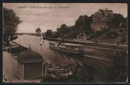 AK Lübeck, Elbe-Trave-Kanal mit Kaisertor und Dampfer