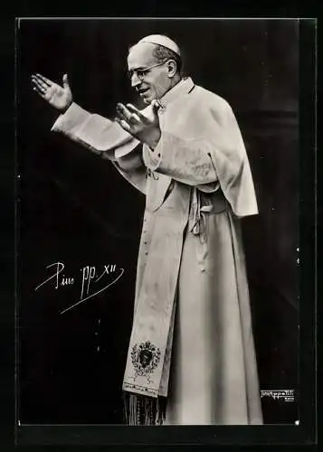 AK Papst Pius XII. im hellen Gewand hebt segnend die Hände