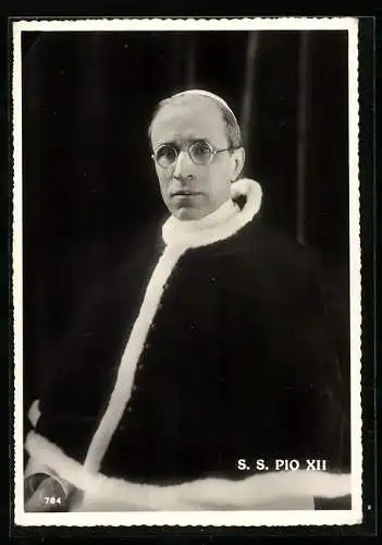 AK Papst Pius XII. im Wintermantel mit Brille