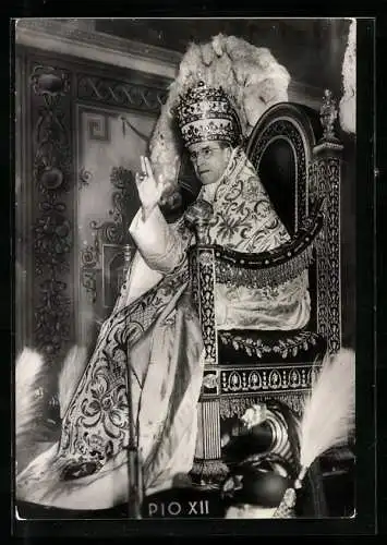 AK Papst Pius XII. im vollem Gewand mit Krone auf seinem Thron