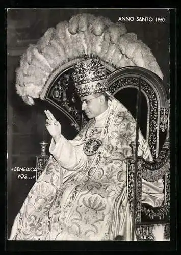 AK Papst Pius XII. im pompösen Gewand mit Krone