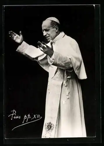 AK Papst Pius XII. mit ausgebreiteten Armen