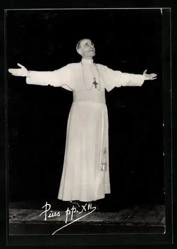 AK Papst Pius XII. schaut betend gen Himmel