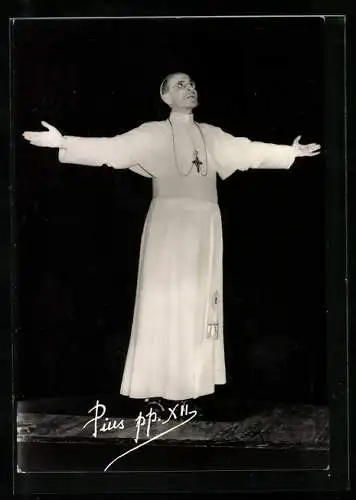 AK Papst Pius XII. betet mit geöffneten Armen Richtung Himmel
