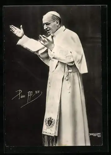 AK Papst Pius XII. mit offenen Armen am Lächeln