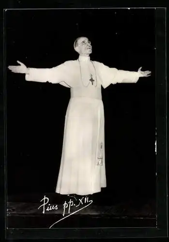 AK Segnender Papst Pius XII. schaut gen Himmel