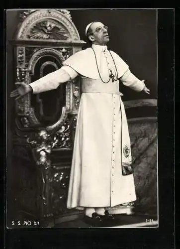 AK Papst Pius XII. mit offenen Armen vor seinem Thron