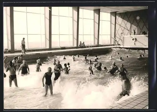 AK Westerland /Sylt, Das Meerwasser-Hallen-Wellenschwimmbad mit Badegästen