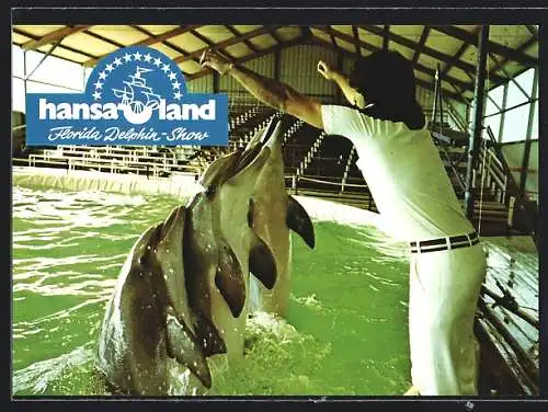 AK Sierksdorf, Florida-Delphin-Show im Hansaland, Trainer mit drei Delphinen
