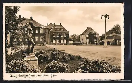 AK Aurich / Ostfriesland, Skulptur Deutscher Junge am Alten Hafen