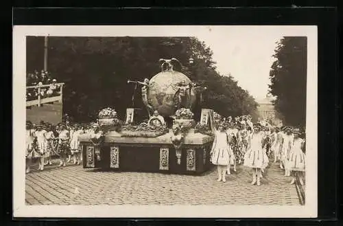 Foto-AK Wien, X. Deutsches Sängerbundesfest 1928, Festwagen und blumengeschmückte Damen