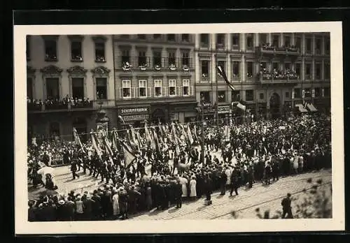 AK Wien, X. Deutsches Sängerbundesfest 1928, Festzug vor der Schirmfabrik