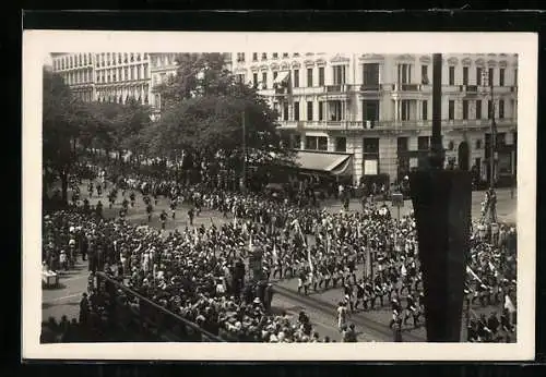 AK Wien, X. Deutsches Sängerbundesfest 1928, Festzug mit Fahnen