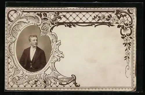 Foto-AK Junger Mann im Anzug im blumengeschmückten Rahmen